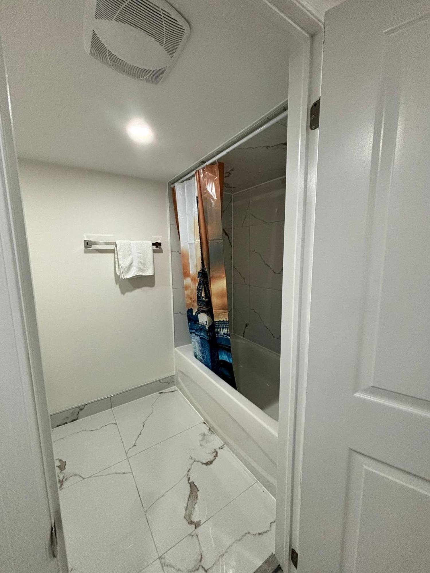 Bright Queen Room Close To Sheridan College And Airport برامبتون المظهر الخارجي الصورة