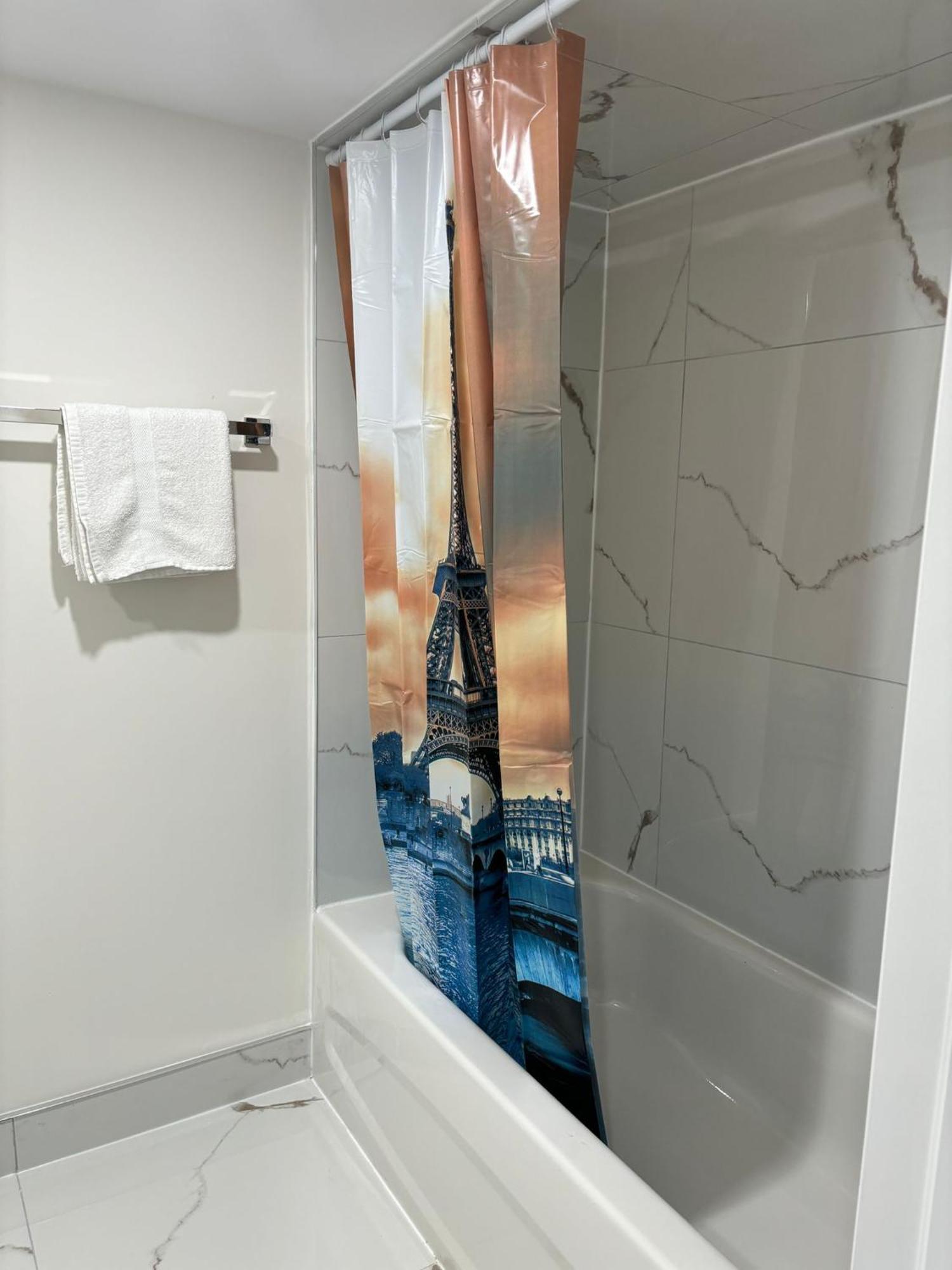 Bright Queen Room Close To Sheridan College And Airport برامبتون المظهر الخارجي الصورة